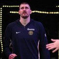 "Kum šumar i ja u molu"! Nikola Jokić zabezeknuo ceo svet: Okrenuli smo prase, popili pivo i pobegli od ludila