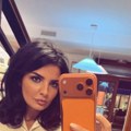 Milena Popović napravila pometnju! Pozirala u pocepanim farmerkama: ispod bele košulje nazire se brushalter