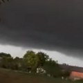 Počelo snažno nevreme u Srbiji Grunuo jak grad na Fruškoj gori, tmurni oblaci se nadvili nad Ravnim Selom (video)