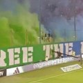 Sraman transparent navijača Panatinaikosa zbog bbb izazvao haos na derbiju sa AEK-om
