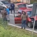 Automobil smrskan, ima dece Jeziva saobraćajna nesreća kod Bariča, delovi vozila svuda po putu (VIDEO)