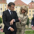 Makron i prva dama Francuske položili venac na Memorijal holokausta u Berlinu