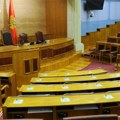Poslanici DPS blokirali "premijerski sat", Mandić zaključio sednicu