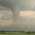 Užasno nevreme oborilo drveće! Oluje uništile kuće, građani ostali bez struje: Vlada izdala alarmantno upozorenje (video)