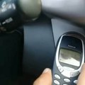 Kradu automobile legendarnom Nokijom 3310! Jedan kabl, jedan klik na telefon i vozilo je njihovo (Video)