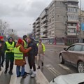 Vučićev "lojalista" probao da probije blokadu BMW pa bežao od besnih građana (video)