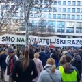 Završen protest novosadskih studenata: Ostavili pisma za BIA i ofarbali Bulevar oslobođenja