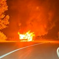 Gori automobil kod Čajetine: Vatra bukti na sve strane: Putnici jedva uspeli da izađu
