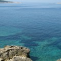 Turistkinja u toplesu šetala plažom na Jadranu, ljudi podivljali: "Kakvo je to ponašanje, deca su u plićaku"