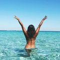 Turistkinja u toplesu šetala plažom na Jadranu, ljudi podivljali: "Kakvo je to ponašanje, deca su u plićaku"