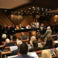 Spomenik žrtvama pada nadstrešnice na dnevnom redu novosadske Skupštine, građani protestuju, gradonačelnik apeluje na jedinstvo…