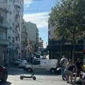 (Foto) udes na zvezdari: Čovek leži na kolovozu, sudarili se auto i motocikl