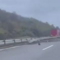 Kamion sleteo sa puta i probio zaštitnu ogradu