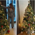Novogodišnja idila u domu Viki Miljković: Folk zvezda okitila dve jelke – ne zna se koja je lepša! (FOTO)