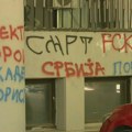 Kej žrtava racije u Novom Sadu išaran porukama mržnje prema studentima FOTO