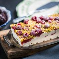 Sladoled torta sa bobičastim voćem: Potrebno vam je svega 3 sastojka, pravi se za 15 minuta, a svi je obožavaju!
