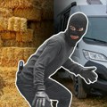 Bande noću kradu bale sena i deteline širom Banata, kod Ade odneto 100 bala, stočari postavljaju kamere, stručnjak upozorava…