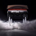 „Tesla” predstavila novo električno vozilo koje „leti”, preskače automobil i izvodi salto