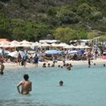 "Sramota šta rade naši turisti, to treba zabraniti": Slika sa grčke plaže podelila javnost u Srbiji