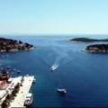 Hrvati naplaćuju i kupanje u moru Žena u neverici nakon letovanja na Hvaru