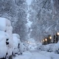 Sneg paralisao Nemačku: U Minhenu obustavljen železnički saobraćaj, putnici morali da prenoće u vozovima, otkazani letovi
