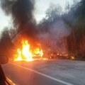 Buktinja na putu! Zapalio se automobil kod Paraćina, vatra kulja na sve strane (video)