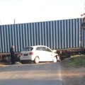 Mercedes se zakucao u teretni voz kod Subotice: Zbog udarca 2 vagona iskočila iz šina, policija na licu mesta