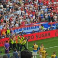 Drama na utakmici Srbije! Tetovirani muškarac uleteo na teren, nešto je držao u rukama, obezbeđenje reagovalo
