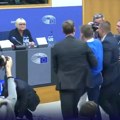 Haos u Briselu! Političar nasrnuo na Orbana! Mađar prekinuo konferenciju i vikao, obezbeđenje ga bacilo na pod! (video)