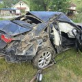 Rođena braća teško povređena u strašnoj nesreći u pazaru, mlađem se bore za život! Automobil potpuno uništen…