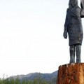 Ukradena bronzana statua Melanije Tramp u Sloveniji: Isekli je kod članaka i odneli!
