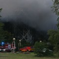 Bukti požar u zagrebačkoj bolnici! Vatrogasci se bore sa vatrenom stihijom koja guta napušteni objekat (foto)