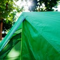 Napustili zemlju u potrazi za boljim životom, pa završili u šatoru! Oko njih je pravi raj, a hrane ih prolaznici