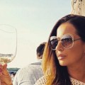 Voditeljka se istopila uz pomoć jednog napitka: Sad objavila sliku sa mora da to i dokaže, a grudi su u prvom planu: "Au kakav…