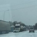 Kolaps - zbog snega zatvoreno 150 km autoputa: Jedan vozač skoro se smrznuo, spasle ga službe hitne pomoći (video)