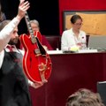 Razbijena gitara “Oejzisa” dostigla cenu od 330.000 evra na aukciji