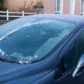 Trik da odledite zaleđenu šoferšajbnu, a da ne izađete iz automobila