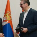 Predsednik Vučić ugostio Islama Mahačeva, Dagestanac mu poklonio rukavice iz istorijskog meča