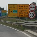 VIDEO: Velika kolona na auto-putu ka Novom Sadu, satima usporen saobraćaj zbog prevrnutog kamiona