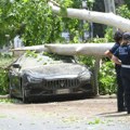 Vetar čupao drveće i nosio krovove kuća: Detalji tornada u Rimu, isplivali jezivi snimci nevremena (video)