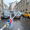 (Foto, video) Pala bandera, srušila se na automobil! Drama u centru Beograda: Policija na licu mesta