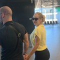 Tea Tairović u ležernom izdanju na aerodromu Pevačica sletela iz Nemačke u pratnji supruga Ivana, a jedan luksuzni detalj…