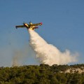 Požar na jednom od najpoznatijih grčkih ostrva: Vatru gase kanader i tri helikoptera, jak vetar otežava prilaz