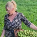 Bivša žena Jovana Memedovića ima skriveni raj nadomak Apatina: Bere voće, sadi cveće, sve radi sama (FOTO)
