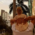 Она је његова снага: Никола Јокић у лаганој шетњи улицама Мајамија са ћерком на раменима