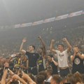Igrači Partizana proslavili titulu sa navijačima (VIDEO)