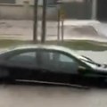 Потопљени аутомобили, поплављене раскрснице: Пљусак и град погодили Нови Сад