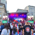 Vijore se trobojke, na trgu u Frankfurtu pevaju se srpske pesme: Srbi slave Dane srpskog jedinstva
