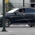 "Jutrić, kafica": Snimak čoveka kako šeta kućnog ljubimca razbesnela celu Srbiju: "Ovo nije čovek" (video)