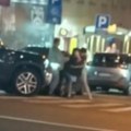 Žestoka tuča u centru Beograda: Sukob više muškaraca, jedan nosi štanglu, drugi bije pesnicama, a onda se pojavila žena…